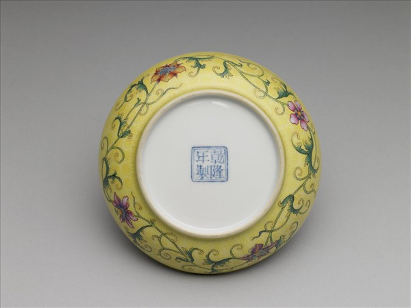 琺瑯彩黃地剔花花卉碟