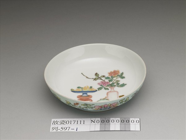 琺瑯彩藍錦地剔花博古花卉碟