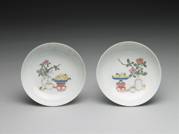 琺瑯彩藍錦地剔花博古花卉碟