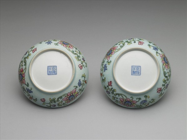 琺瑯彩藍錦地剔花博古花卉碟