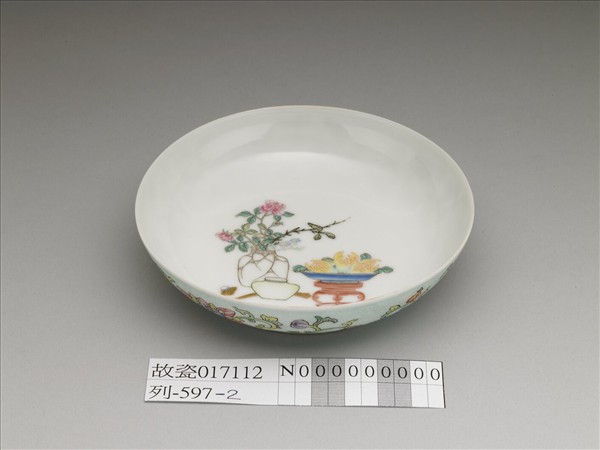 琺瑯彩藍錦地剔花博古花卉碟