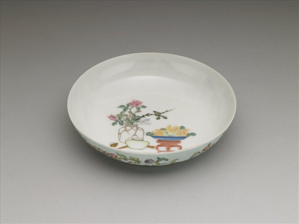 琺瑯彩藍錦地剔花博古花卉碟