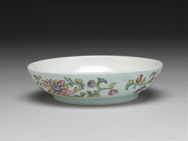 琺瑯彩藍錦地剔花博古花卉碟