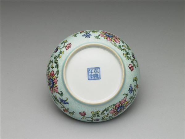 琺瑯彩藍錦地剔花博古花卉碟