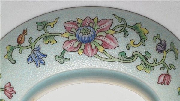 琺瑯彩藍錦地剔花博古花卉碟