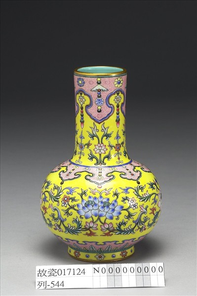 洋彩黃地錦上添花紙槌瓶