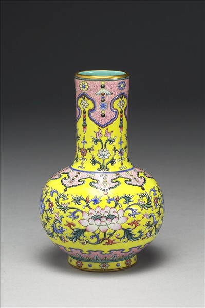 洋彩黃地錦上添花紙槌瓶