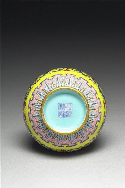 洋彩黃地錦上添花紙槌瓶