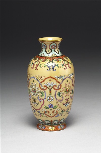 洋彩番蓮紋觀音瓶