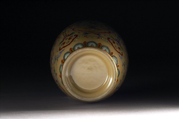 洋彩番蓮紋觀音瓶