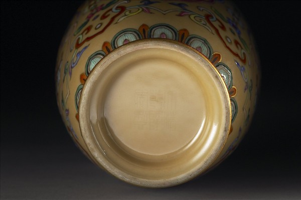 洋彩番蓮紋觀音瓶