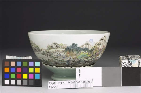 洋彩漁村行樂圖轉足碗