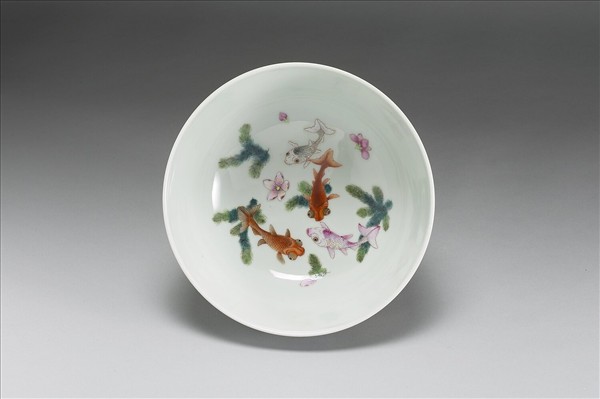 洋彩漁村行樂圖轉足碗