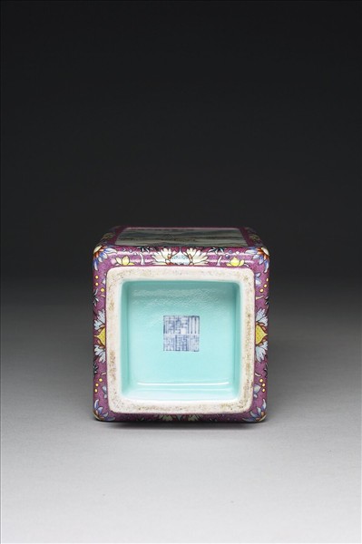 洋彩錦上添花山水詩意圖方瓶