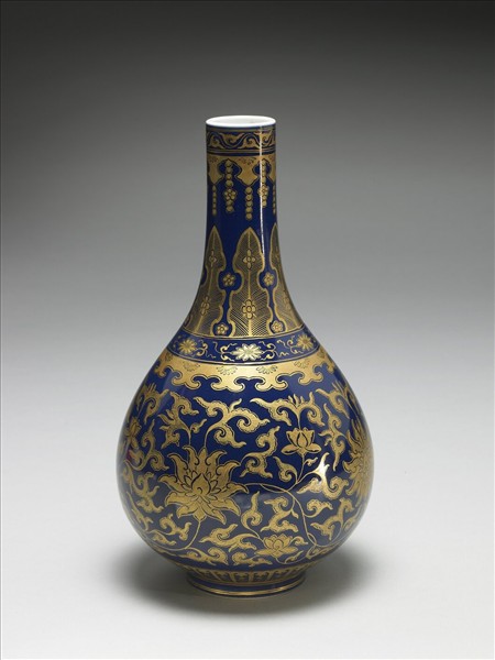 洋彩藍地金番蓮紋膽瓶