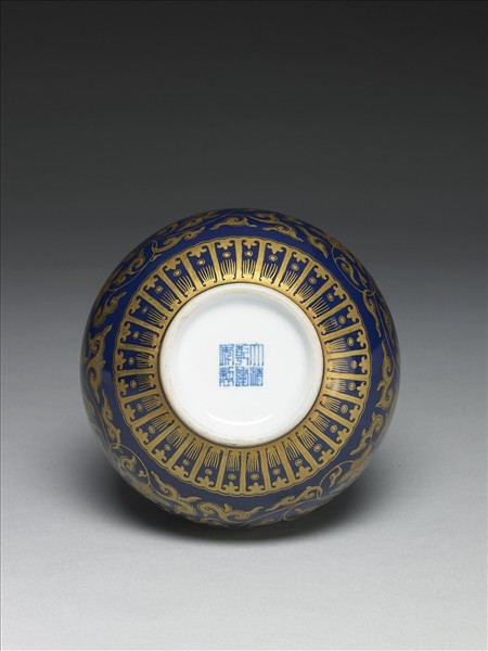 洋彩藍地金番蓮紋膽瓶