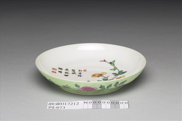 琺瑯彩綠地剔花四季花卉碟