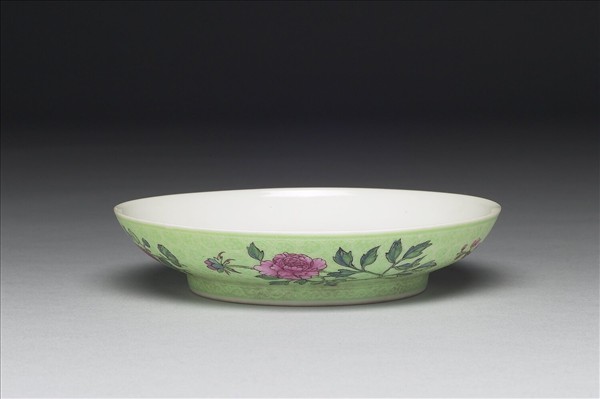 琺瑯彩綠地剔花四季花卉碟