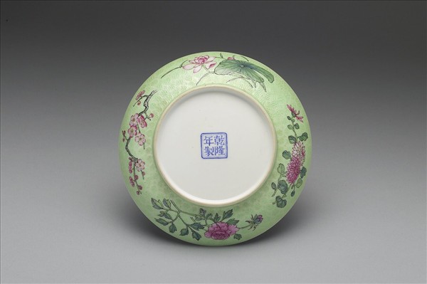 琺瑯彩綠地剔花四季花卉碟