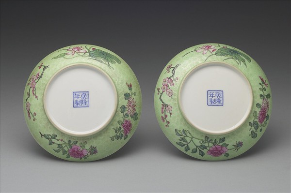 琺瑯彩綠地剔花四季花卉碟