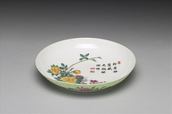 琺瑯彩綠地剔花四季花卉碟