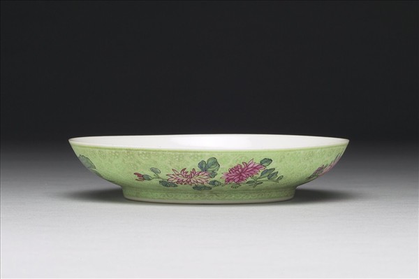 琺瑯彩綠地剔花四季花卉碟