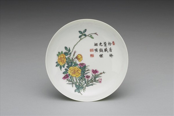 琺瑯彩綠地剔花四季花卉碟