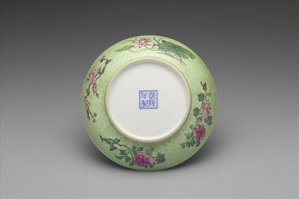 琺瑯彩綠地剔花四季花卉碟