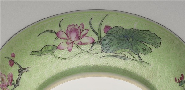 琺瑯彩綠地剔花四季花卉碟