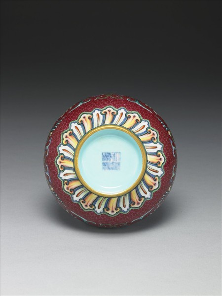 洋彩紅地錦上添花長頸瓶