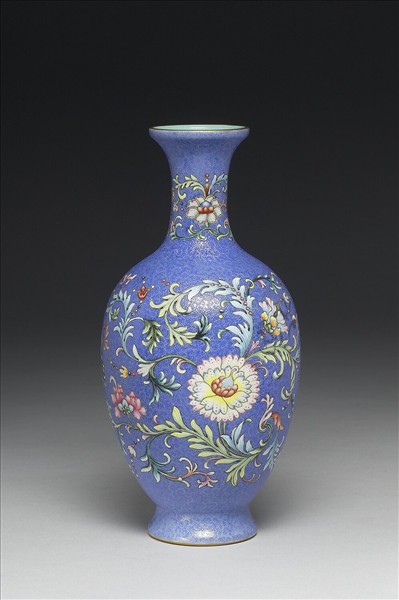 洋彩藍地剔花花卉觀音瓶