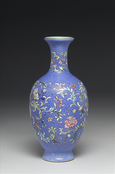 洋彩藍地剔花花卉觀音瓶