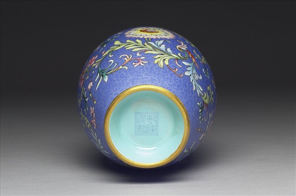 洋彩藍地剔花花卉觀音瓶