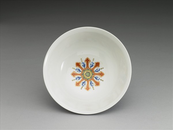 洋彩藍地團花山水圖碗