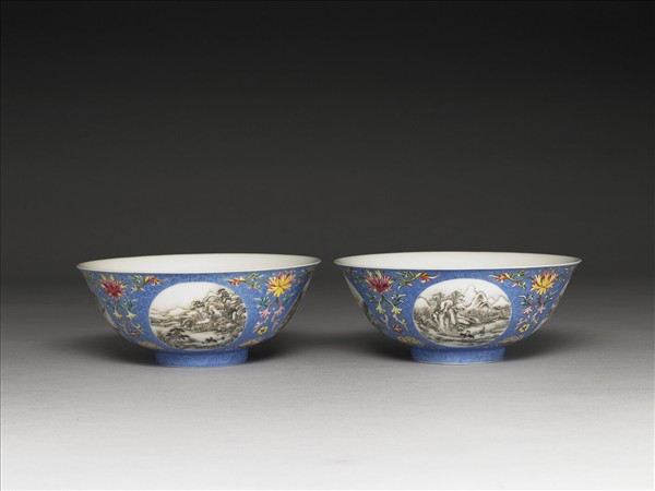 洋彩藍地團花山水圖碗
