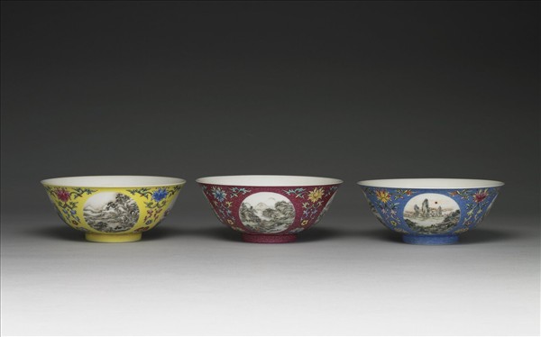 洋彩藍地團花山水圖碗