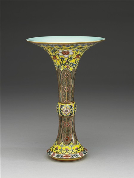 洋彩黃地蕉葉洋花觚