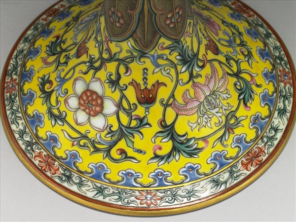 洋彩黃地蕉葉洋花觚