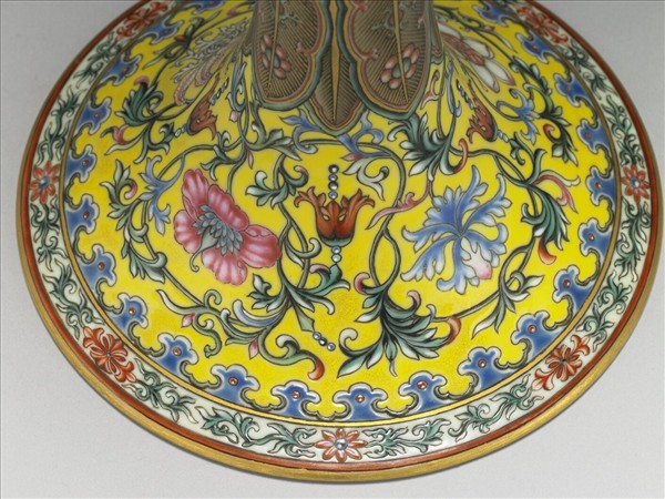 洋彩黃地蕉葉洋花觚