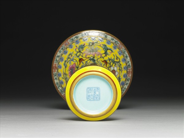 洋彩黃地蕉葉洋花觚