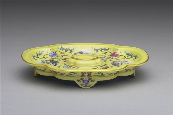 洋彩黃錦地開光四景山水海棠式托盤