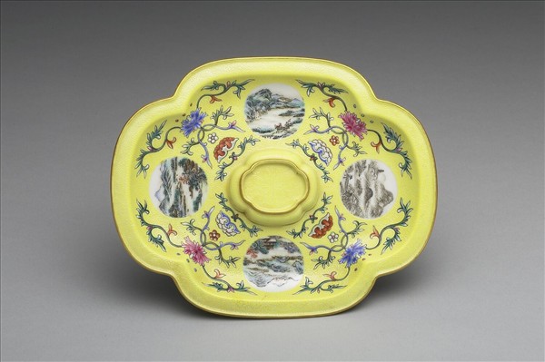 洋彩黃錦地開光四景山水海棠式托盤