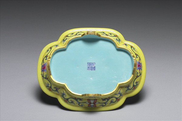 洋彩黃錦地開光四景山水海棠式托盤