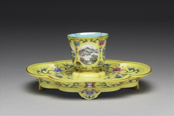 洋彩黃錦地開光四景山水海棠式托盤