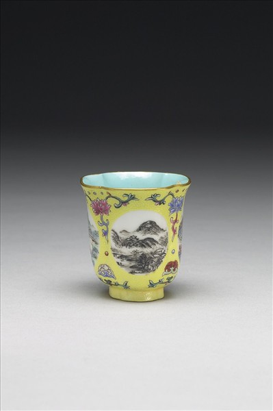 洋彩黃錦地開光四景山水海棠式杯