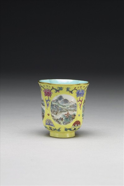 洋彩黃錦地開光四景山水海棠式杯