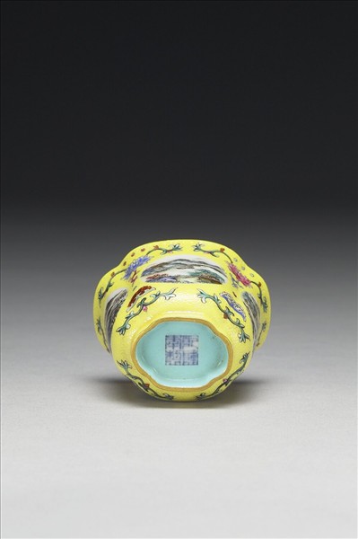 洋彩黃錦地開光四景山水海棠式杯