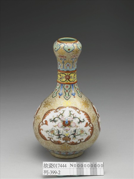 洋彩錦地開光花卉蒜頭瓶