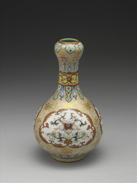 洋彩錦地開光花卉蒜頭瓶