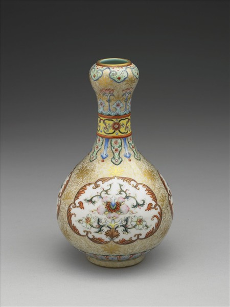 洋彩錦地開光花卉蒜頭瓶